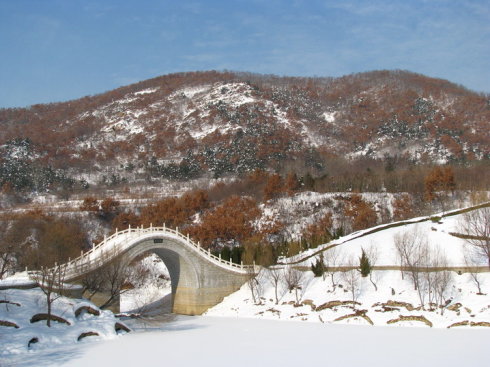 冰城哈爾濱、童話雪鄉(xiāng)、朝鮮民俗村、亞布力孔雀園、激情滑雪雙飛5日游